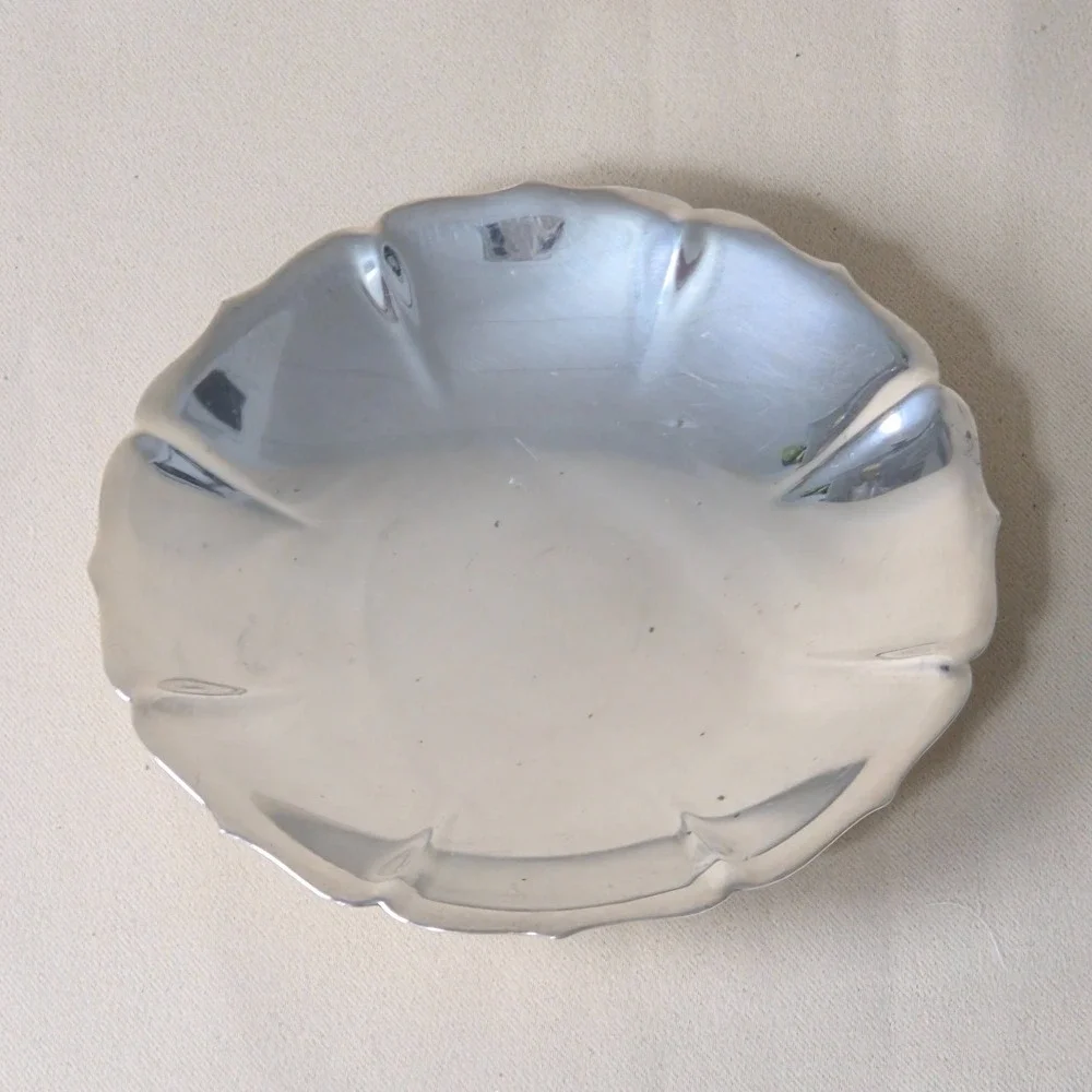 Meriden S.P. CO International Silver Early American 1407 Scalloped Nut Candy Bow